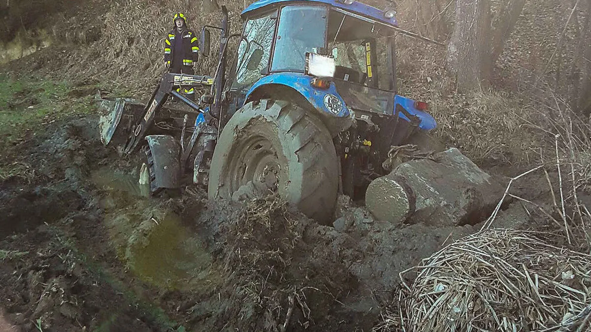 Der Traktor konnte mittels Stahlseil geborgen werden