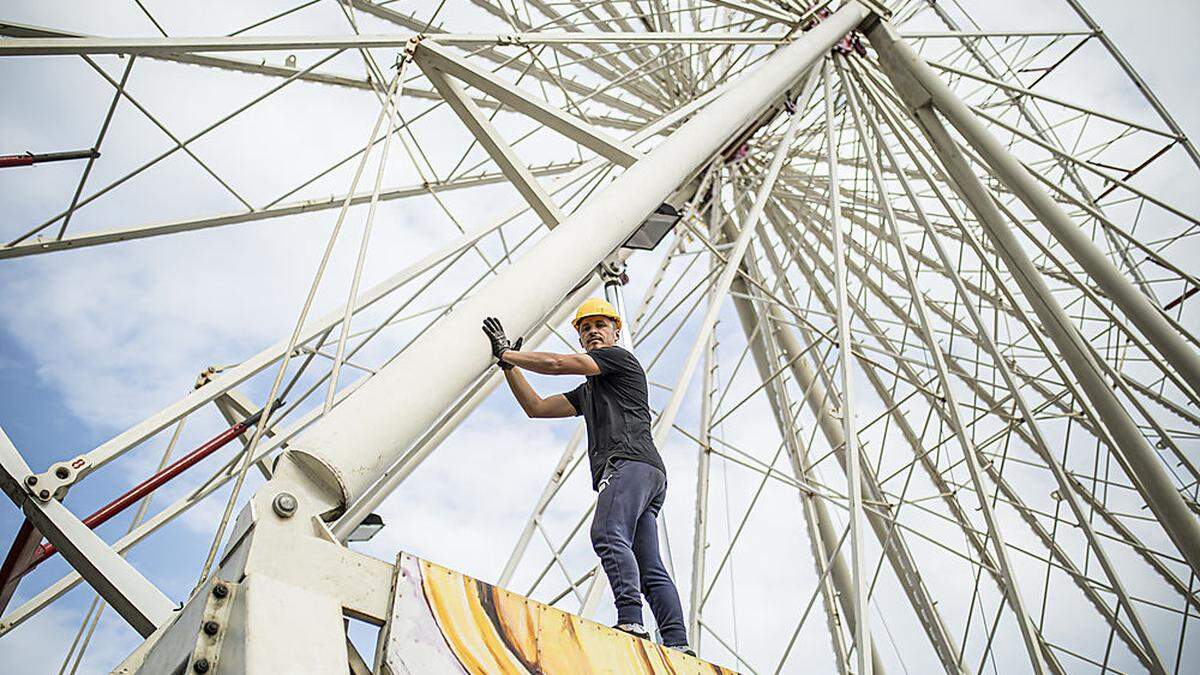 Mitarbeiter Besim Miftari kommt beim Riesenrad hoch hinaus 