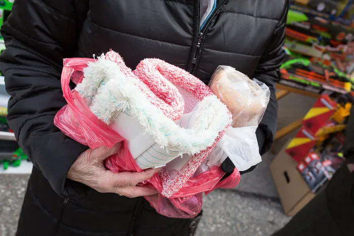 Im Einkaufssackerl finden sich Putztücher sowie ein Baumkuchen "für den Heimweg".
