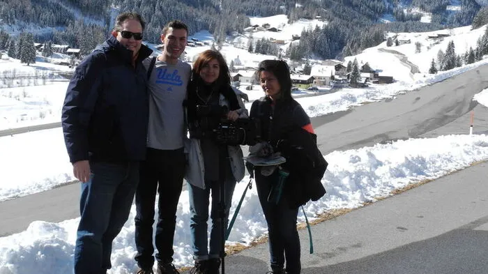 UCLA-Filmteam vor dem „Haus des Wassers“ in Defereggen