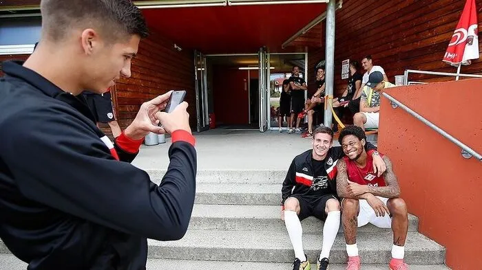 Spartak Moskau mit Starstürmer Adriano (re.) beim Training in Völkendorf