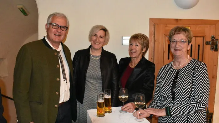 Nach den Eröffnungsworten der ehemaligen kultur-forum-amthof-Präsidentin Ingrid Schnitzer führte Ulrike Baumgartner durch den Abend.