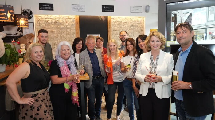 Abschied im Kollegenkreis: Claudia Lux, Michael Egger, Andrea Steiner, Michaela Ruggenthaler, Hans Guggenberger, Silvia Wandaller, Karina Guggenberger, Alexander Tengg, Camilla Kleinsasser, Michaela Sagmeister, Martina Pirker und Peter Schober.