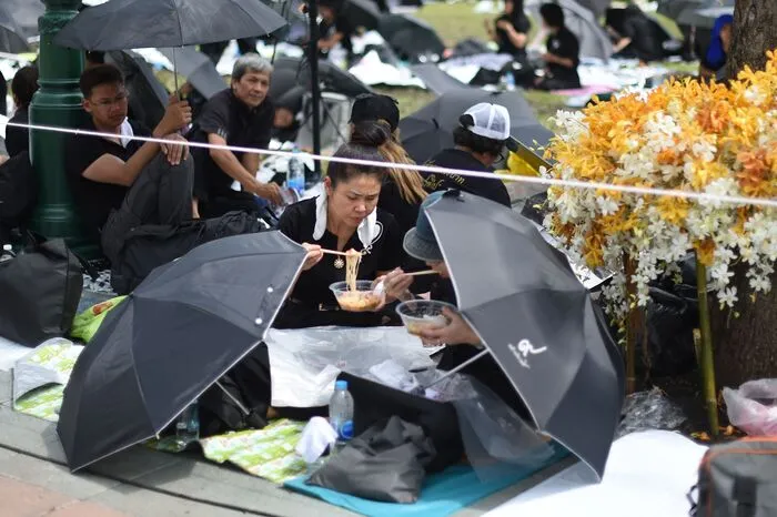 Bhumibol Adulyadej Borommanathbobitra amtierte sieben Jahrzehnte - so lange wie noch kein Thai-König zuvor. Als er im Oktober 2016 starb, mit 88 Jahren, war er auch dienstältester Monarch der Welt. Zuhause wurde und wird er wie ein Halbgott verehrt. Unabhängig davon galt er als Mann von tadellosem Ruf - wichtig in einem Land mit so vielen Krisen und Putschen. Mit überlebensgroßen Porträts und einem strengen Gesetz gegen Majestätsbeleidigung wird dieses Bild auch gepflegt.