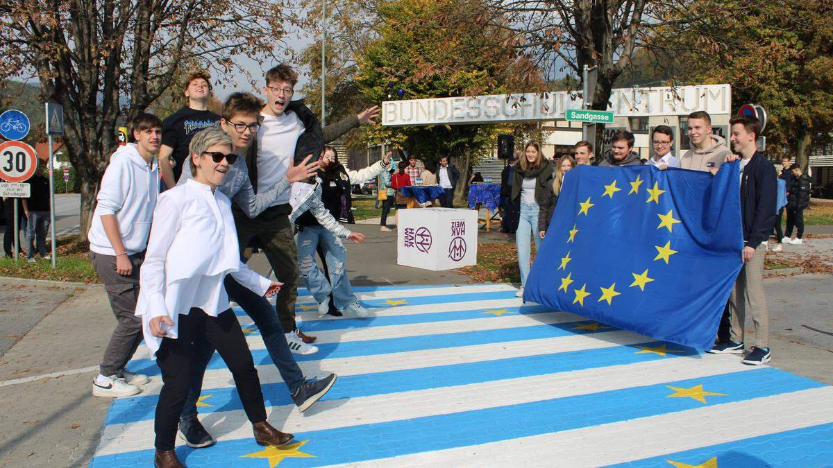 Die EU-Junior-Botschafter der HAK Weiz eröffneten den EU-Zebrastreifen