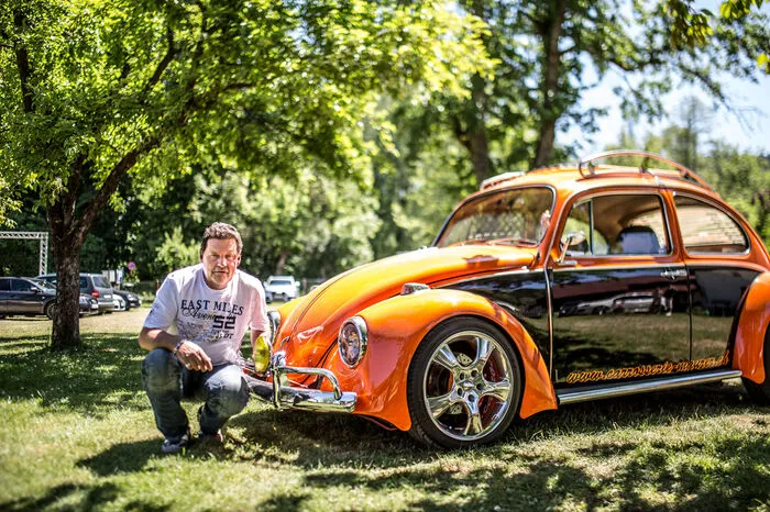 Markus Maurer, 53, Karosseriebauer aus Winterthur in der Schweiz„Käfer-Fan bin ich schon seit ich denken kann. Sogar meine Eltern hatten einen VW-Käfer. Gekauft habe ich diesen hier dann gebracht und im Originalzustand. Sämtliche Umbauten sind von mir selbst gemacht, mein Beruf als Karosseriebauer hilft mir da natürlich. Im Prinzip ist er so wie er jetzt da steht fertig. Wenn ich allerdings viel Geld übrig hätte, würde mir sicher noch die ein oder andere Sache einfallen. Insgesamt habe ich bisher 100.000 Euro investiert. Beim Treffen bin ich inzwischen schon über 20 Mal gewesen, allerdings war noch nie so wenig los wie jetzt. Während früher alles auf einen Fleck konzentriert war, verteilen sich die Autos jetzt rund um die Seen. Früher gab es sogar ein Treffen, da haben wir von Velden bis Reifnitz 16 Stunden gebracht. Das war schon heftig.“