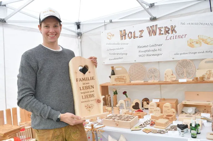 Aber auch Handwerker, wie Heimo Leitner aus Hermagor, präsentieren ihre Waren.