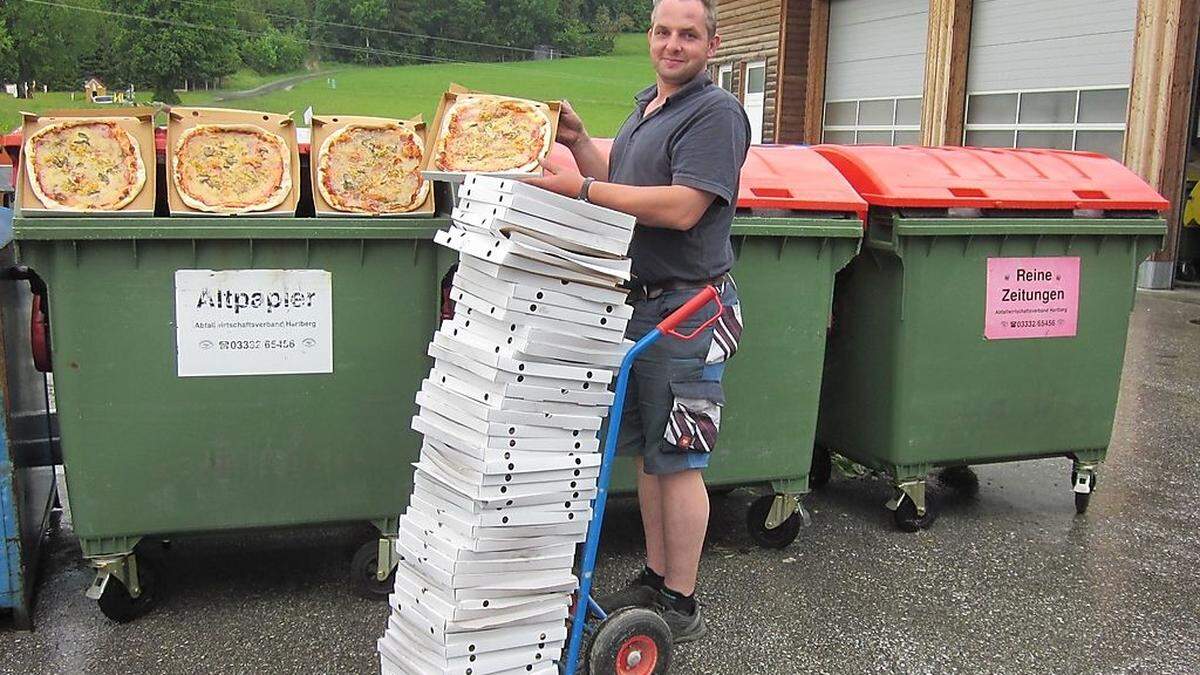 Peter Almer hat am Mittwoch erneut 52 Kartons mit frischer Pizza aus dem Müll geholt