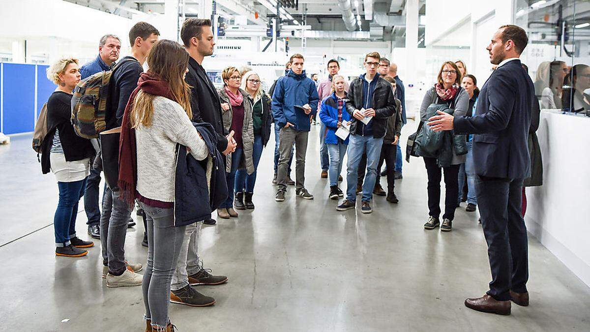 Harald Egger (rechts) erläutert den Maturanten die Jobchancen bei Pankl Racing Systems