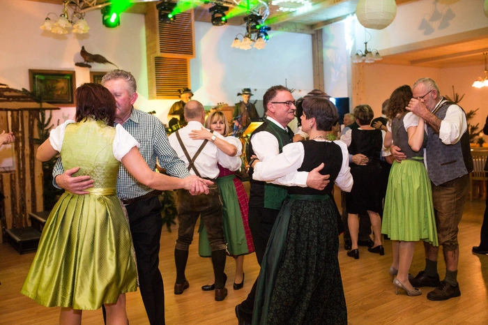 Rund 300 Besucher ließen sich den Ball nicht entgehen und tanzten zur Musik der Gruppe "Die 3 Wilderer". 