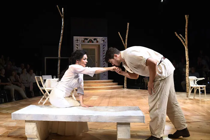 Julia Stemberger (Natalja) und Tobias Reinthaller (Student).