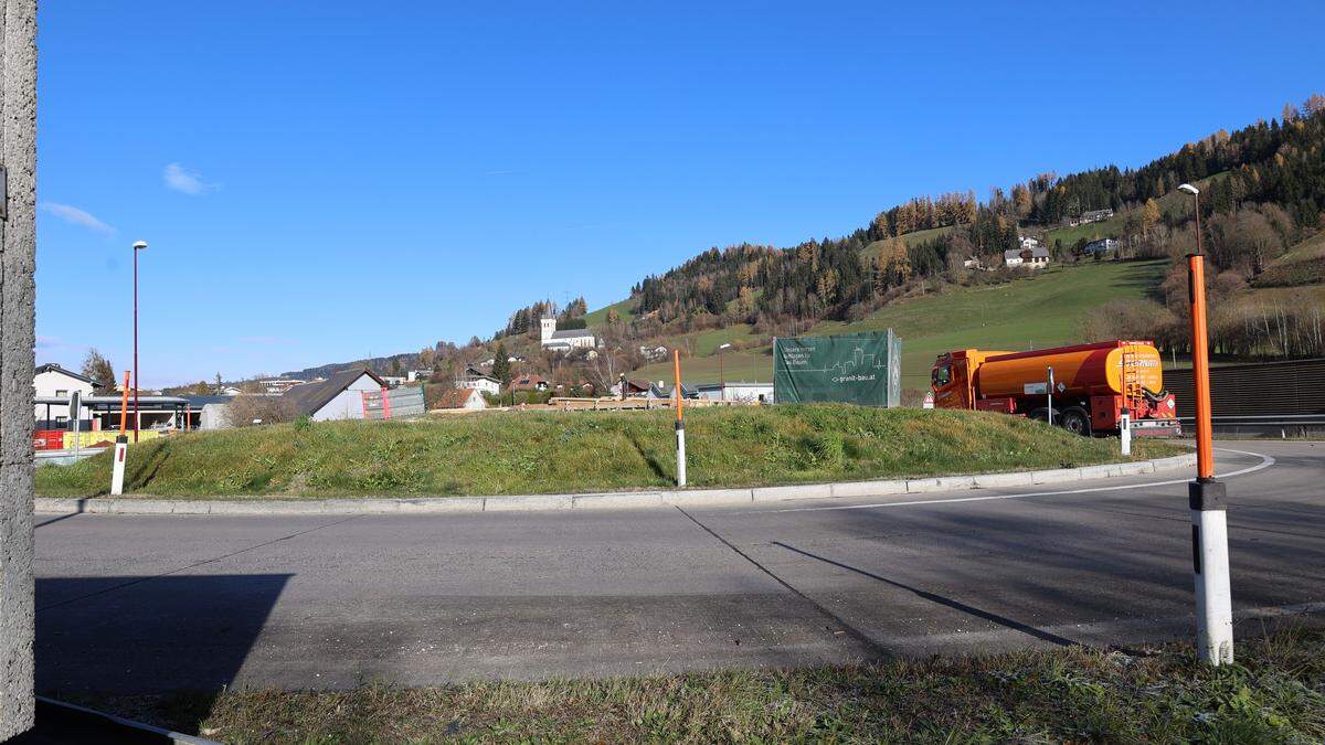 An der Verkehrsinsel wird gerade gearbeitet