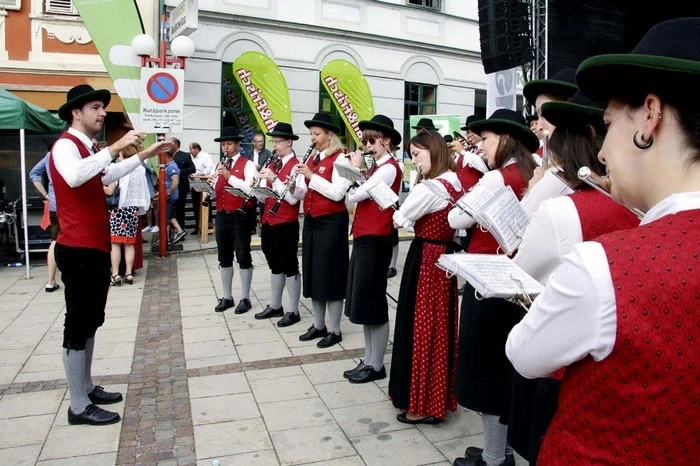 Mit einem zünftigen Tusch des Musikvereines Ilz startete der Frühschoppen am Festsonntag.