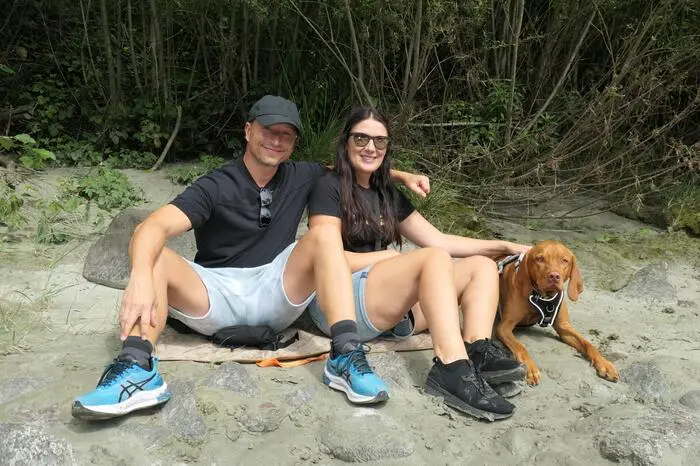 Norman und Steffi aus Hamburg waren mit Hund Addi an der Isel: „Wir sind im Urlaub hier und lassen uns das nicht entgehen“