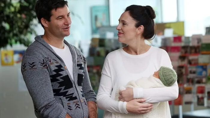 Sie machte kein Geheimnis daraus, dass Arbeit und Familie sich nicht trennen lassen: Immer wieder sah man Ardern mit ihrer kleinen Tochter Neve und ihrem Partner, 2018.