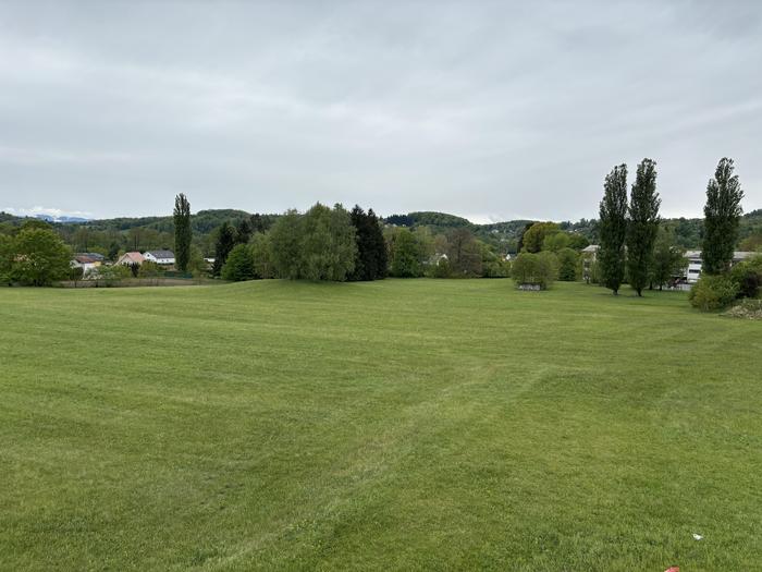 Blick über die Wiesen des acht Hektar großen Areals. Rechts hinten die Gebäude der ehemaligen Hermann-Kaserne