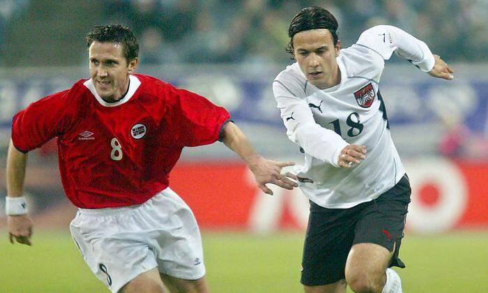 Volkan Kahraman (rechts) bei einem Länderspiel gegen Norwegen im Jahr 2002