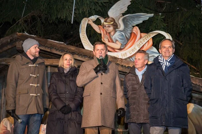 Bürgermeister Kurt Wallner eröffnete die Adventstadt Leoben gemeinsam mit Citymanager Anton Hirschmann, Erwin Freisinger und Andrea Moder. Markus Messics moderierte die Eröffnung.