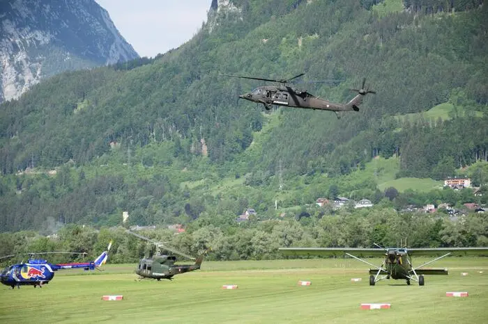 Verteidigungsministerin Klaudia Tanner im Anflug ...