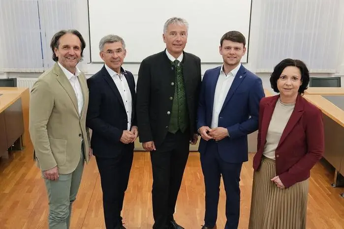 Die Fehringer Amtsträger wurden separat angelobt: Bürgermeister Johann Winkelmaier, 1. Vize Franz Fartek und 2. Vize Nico Christian Wendler mit weiteren Vorstandsmitgliedern