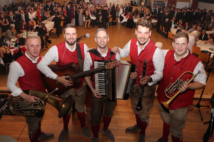 Im Ballsaal sorgten "Die jungen fidelen Lavanttaler" mit Gabriel Urach, Andreas Riegler, Stefan Urach, Matthias Sodnek und Stefan Schultermandl für Stimmung und gute Laune bis in die frühen Morgenstunden.  