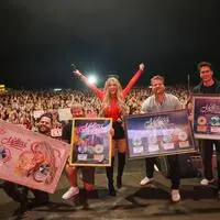 Produzent Sebastian Steinhauser, Papa Andreas Müllmann, Melissa Naschenweng, Stefan Hochwallner von Sony Music Austria und Manager Julian Böhm (von links)