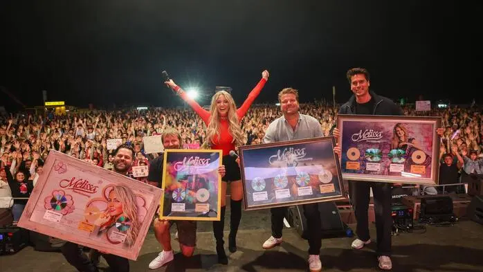 Produzent Sebastian Steinhauser, Papa Andreas Müllmann, Melissa Naschenweng, Stefan Hochwallner von Sony Music Austria und Manager Julian Böhm (von links)