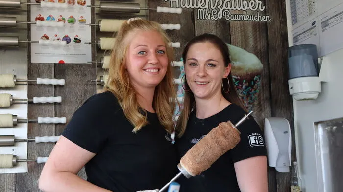 Bei traumhaftem Wetter wurden unter anderem Baumkuchen serviert. Da gab es welche mit Nutella und Apfelmus. Aber auch mit Käsekrainer oder Frankfurter.