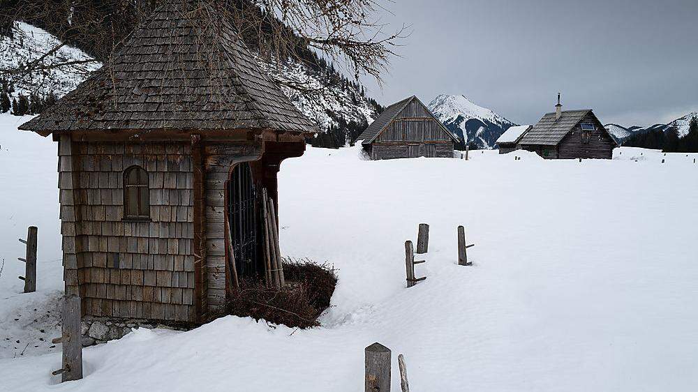 Die Hütten der Hinteregger Alm liegen verstreut am Fuße des Hochangern-Gebirgsstocks auf einer Seehöhe von 1150 bis 1350 Metern