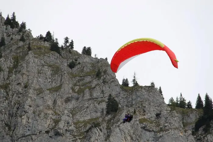 Ein Höhepunkt war ein Tandemsprung von der Seemauer, den Walter Krug, auf seinem Flügelhorn spielend, mit seinem Gleitschirm-Piloten Manfred Koppatz bestritt.