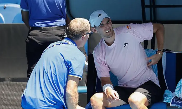 Dominic Thiem (AUT) wird von einem Physiotherapeuten behandelt