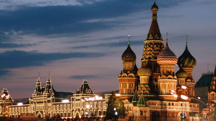 Holidu, die Suchmaschine für Ferienhäuser, weiß: an erster Stelle steht die russische Hauptstadt, die mit fantastischen Bauwerken wie der Basilius Kathedrale, dem Kreml und dem daran grenzenden Roten Platz sowie dem berühmten BolschoiTheater zahlreiche Touristen anlockt. Abgesehen von diesen altbekannten Sehenswürdigkeiten verbergen sich in Moskau unbekannte Glanzpunkte. Museum der Medizin: Wussten Sie, dass Moskau die Heimat der ältesten medizinischen Universität Russlands ist? Die 1758 im Bezirk Chamovniki gegründete SechenovUniversität beherbergt auch ein informatives medizinisches Museum, in dem lokale und einzigartige Exponate über die Geschichte und Entwicklung der Medizin in Russland Auskunft geben.
