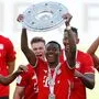David Alaba stemmt seit Jahren mit dem FC Bayern Trophäen in die Höhe
