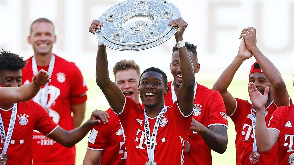 David Alaba stemmt seit Jahren mit dem FC Bayern Trophäen in die Höhe