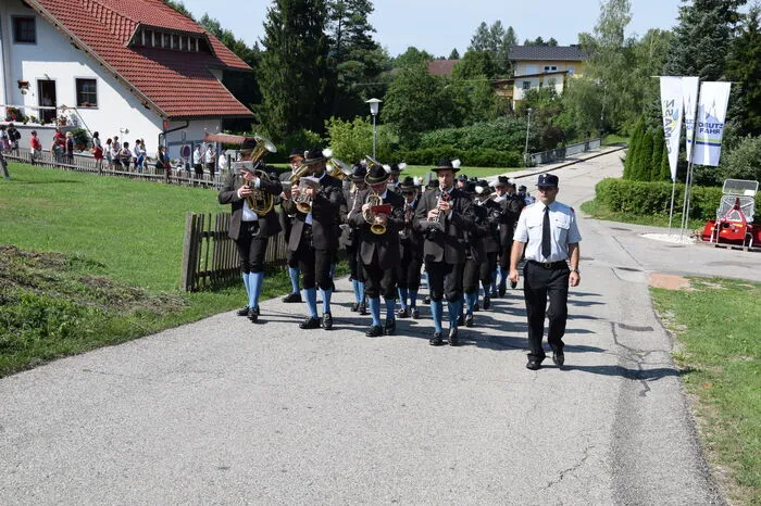 Der feierliche Umzug um die Kirche wurde durch den großen Marschblock der Feuerwehren Ruden und Untermitterdorf angeführt...
