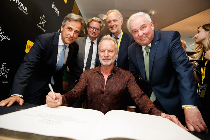 Eintragung ins Goldene Buch der Stadt Graz: Bürgermeister Siegfried Nagl, Kulturlandesrat Christopher Drexler, Kulturstadtrat Günter Riegler und LH Hermann Schützenhöfer mit Sting