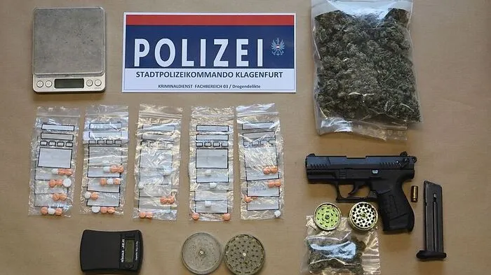 Cannabiskraut, Medikamente, Suchtgiftutensilien und eine Schreckschusspistole wurden gefunden