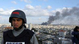 Kriegsberichterstatter Tamer Almisshal (Aljazeera) berichtet vor Ort von der israelischen Militäroffensive im Gazastreifen, viele seiner Kollegin haben ihre Arbeit nicht überlebt 