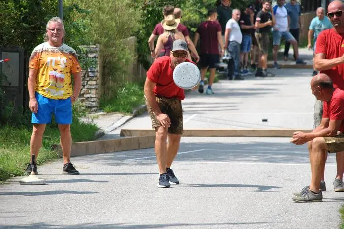 Die gesamte Dorfstraße in Jasnitz verwandelte sich beim traditionellen Gasslschießen in eine lange Stockschuss-Bahn. Insgesamt 20 Mannschaften traten mit ihren Asphaltstöcken gegeneinander an und lieferten sich spannende Duelle