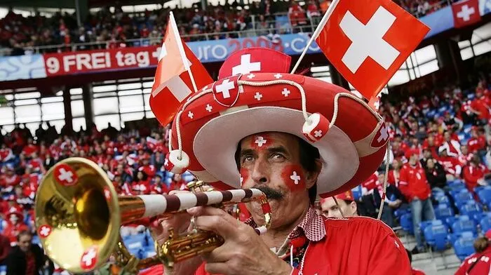 Auch in den Stadien wird bald eine neue Hymne erklingen