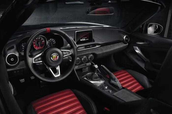Abarth veredelt den Spider mit einer Motorhauben- und Heckdeckel-Lackierung in historischem Mattschwarz und einem Upgrade des Innenraums mit Alcantara-Applikationen.