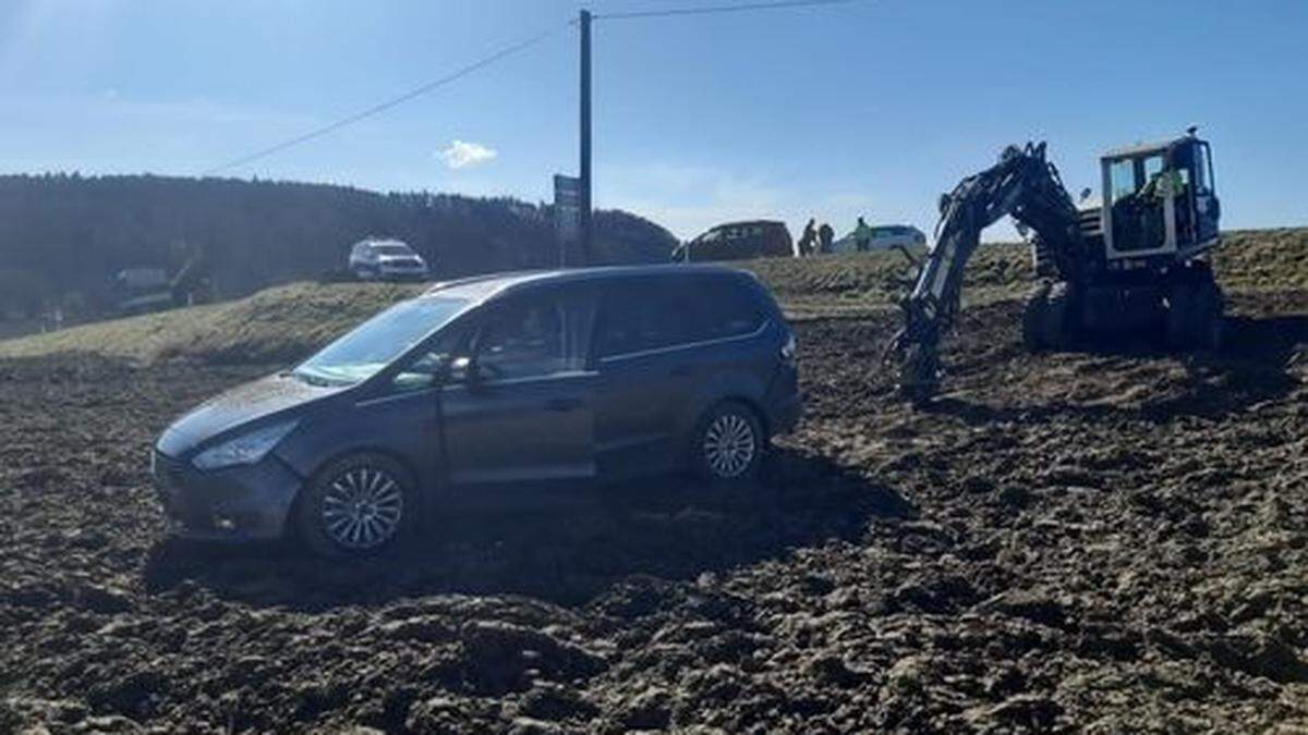 Mit dem Bagger der Gemeinde Pirching am Traubenberg wurde das Auto aus dem Acker gezogen