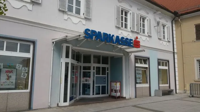 In Fehring wurde die Filiale der Sparkasse überfallen. Der Täter wurde keine zwei Stunden nach dem Überfall gefasst - in der Grazer Innenstadt, wohin er per Taxi (!) geflüchtet war.