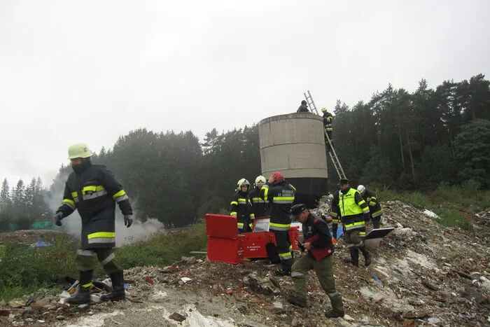 Ein Verletzter musste aus einem 25 Meter tiefen Schacht geborgen werden