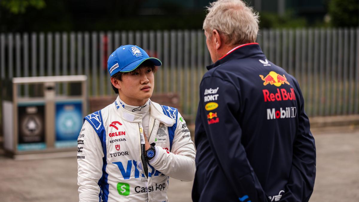 Yuki Tsunoda im Gespräch mit Helmut Marko