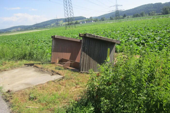 Zwei umgestürzte Bushäuschen konnten nur noch entsorgt werden.