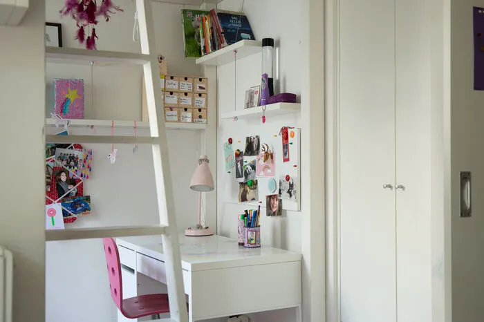 Ein Kinderzimmer auf vier Quadratmetern: der Tischler hat eine zweite Ebene eingezogen. Geschlafen wird oben, darunter werden beim Schreibtisch die Hausaufgaben erledigt.