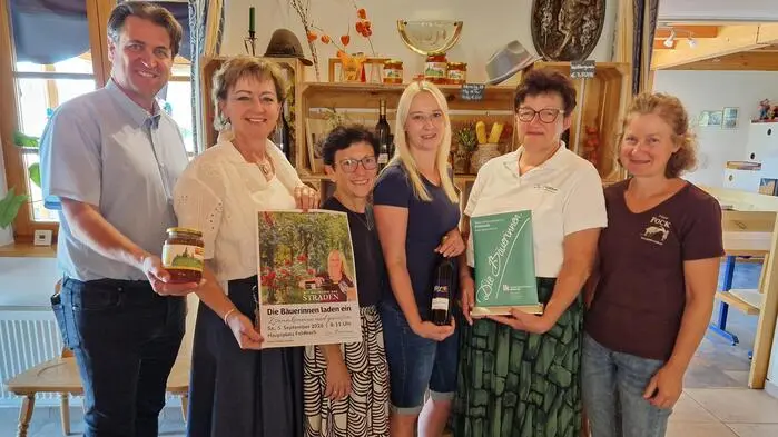 Bürgermeister Anton Edler, Magdalena Siegl (Geschäftsführerin der Bäuerinnenorganisation), Gudrun Gangl (Gemeindebäuerin-Stv. Straden), Stradens Gemeindebäuerin Simone Weber-Lindner, Bezirksbäuerin Maria Matzhold und Michaela Pock (Gemeindebäuerin-Stv. Straden)