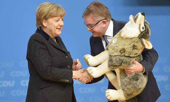 Zum Auftakt was Schönes: Merkel erhält von Guido Wolf einen Plüsch-Wolf