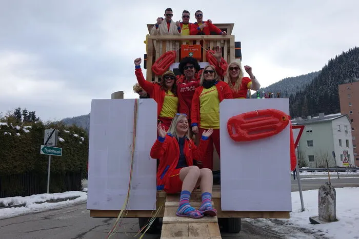 Auch die Rettungsschwimmer von Baywatch haben sich zum Faschingsumzug in Veitsch getraut.